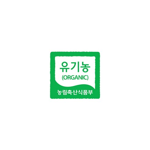상하목장 베이비 요거트 한 컵을 숟가락으로 떠먹이는 장면