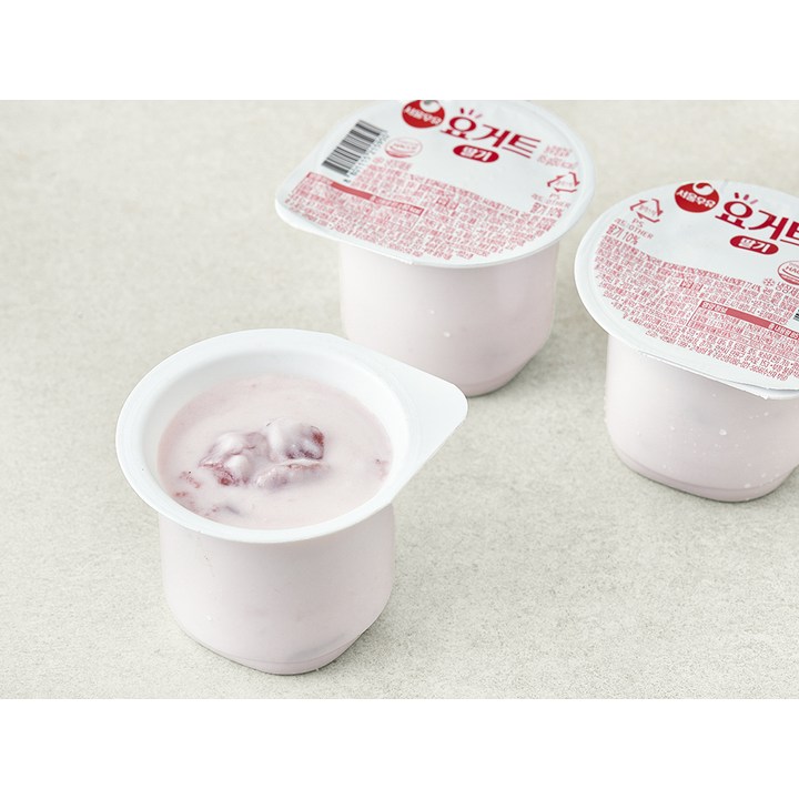 서울우유 요거트 딸기 한 컵 떠먹는 장면