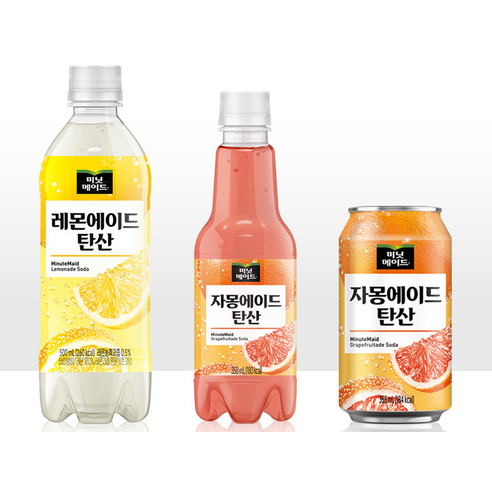 영양성분표를 손가락으로 짚은 모습