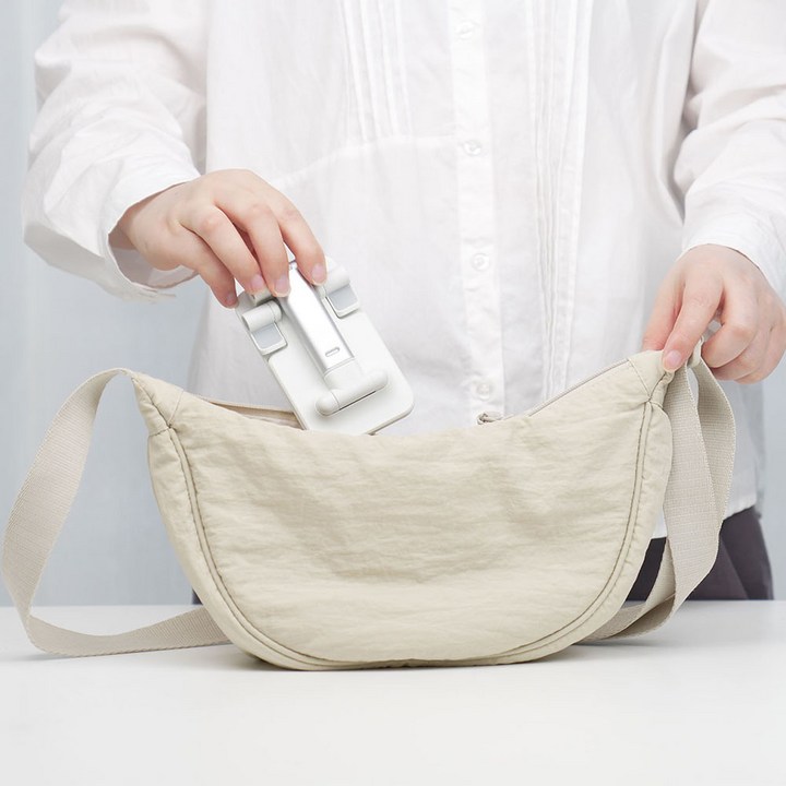 접이식 스마트폰 거치대 마무리 분위기 사진 (출처: Pexels)
