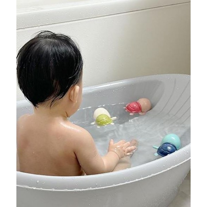 목욕놀이 거북이 장난감 사용 모습